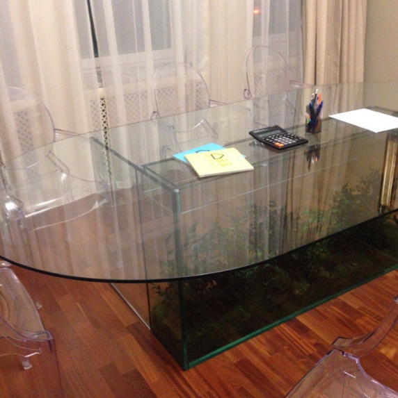 стеклянный стол большой